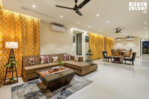 Mahmoorganj Apartamento | StayVista at Sunrise Apartment with Heater, WiFi