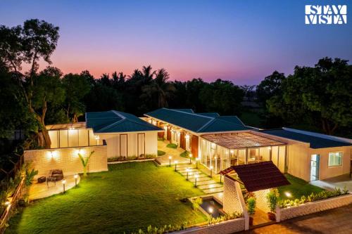 Karjat Complejo | StayVista at The Five Oaks - Private Pool Cottages