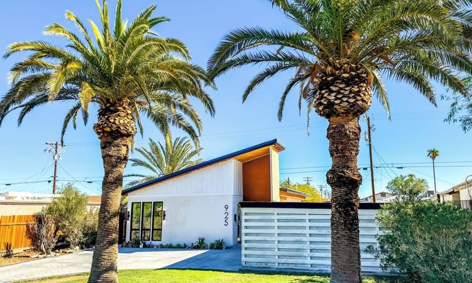 El Centro Casa | Steam and Rainfall showers, Chef's kitchen, king beds, 75 inch TV