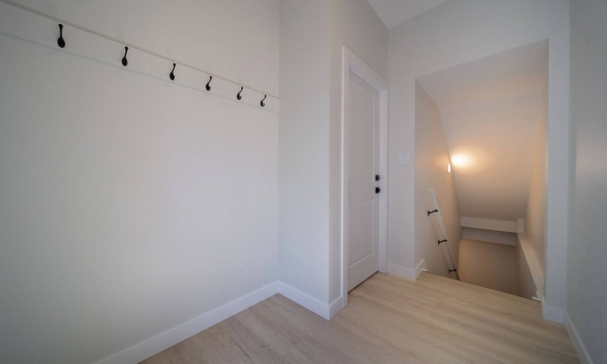 Jasper Place Casa | Steamy Romantic Basement Suite King Bed Wifi Netflix