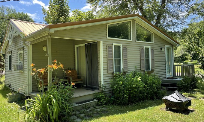 Westfield Cabaña | Steffi's Stuga (little lake cottage): Relax and Re-energize near Lake Erie!