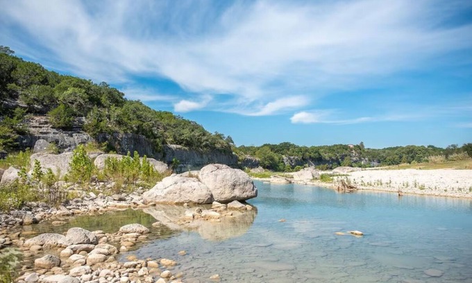 Bandera Casa | "Stella" 1968 Boles Areo Trailer with lovely views and river access!