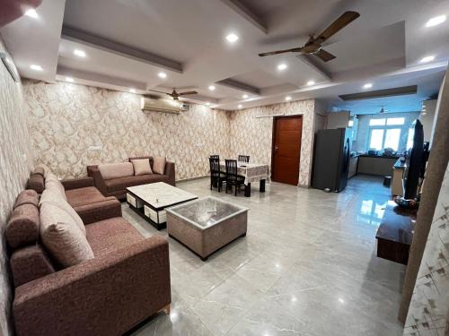 South West Apartamento | Stella Homestay- Near Yashobhoomi