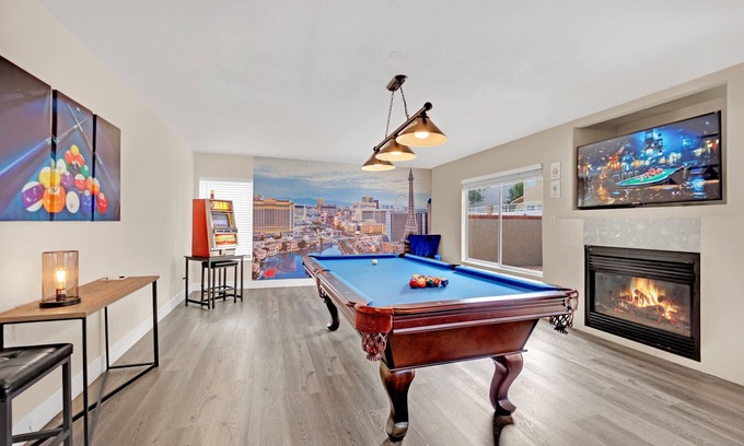 Green Valley North Casa | Stella Villa: Luxe 5BR Pet Friendly Retreat w/ pool table, darts, 65” TV, wet bar, ping pong