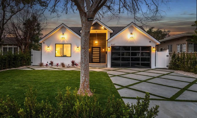 Burbank Casa | Stellar Home with Pool and Jacuzzi-Minutes from Universal Studios and Hollywood!