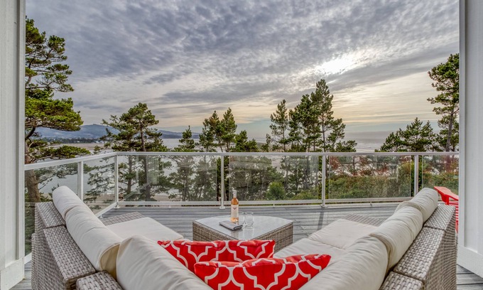 Lincoln City Casa | Stellar Ocean and Bay Views, Chef’s Kitchen, Hot Tub and 4 Luxurious Bedrooms!