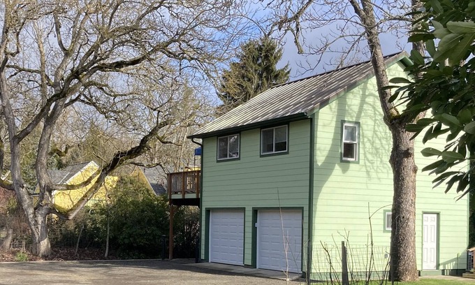 Brownsville Apartamento | Steller's View, a secluded 2 bedroom apartment near downtown Brownsville.