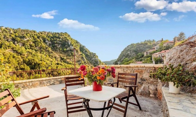 Trikolonoi Apartamento | Stemnitsa Stone Residence - Cosy Mountain Escape