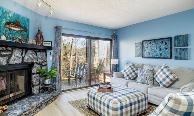 Townsend Condominio | Step from the patio into the Little River. Walking distance to AWESOME!