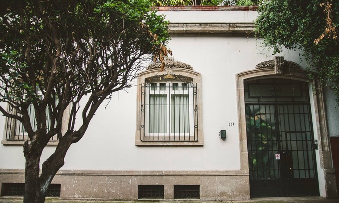 Doctores Casa | Step into a beautifully preserved historic home in the heart of Roma Norte — one of Mexico City’s most iconic neighborhoods. This 8-bedroom residence blends original charm with modern comfort, featuring private bathrooms, a charming rooftop.