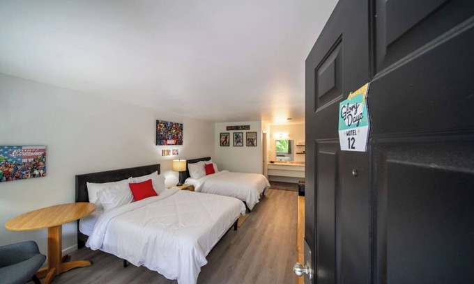 Eureka Springs Historic District Complejo | Step into the heroic universe at GloryDayz Motel!