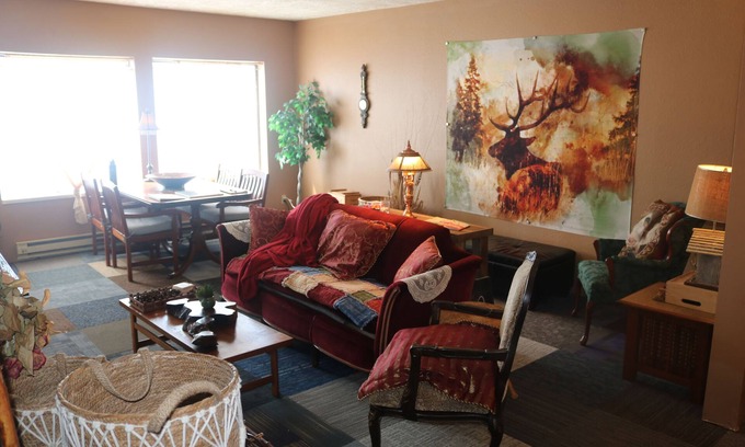 Toledo Apartamento | “Step into Timeless Charm: Discover the Vintage Sanctuary of Toledo, Oregon"