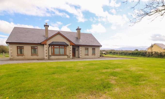 Milltown Cabaña | STEPHEN'S COTTAGE, pet friendly in Killorglin, County Kerry
