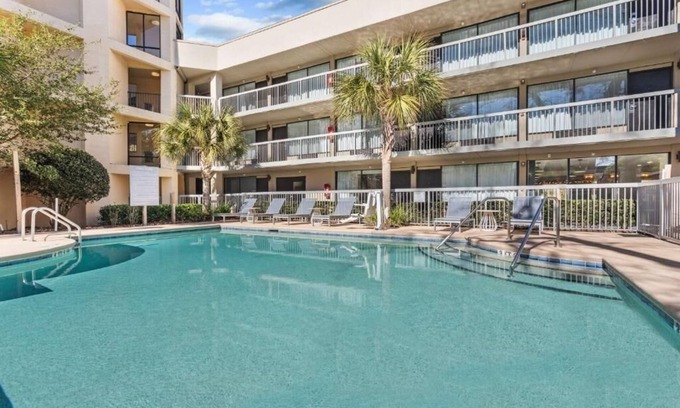 Hilton Head Island Hotel | Steps Away from the Beach | 4 Family Ready Rooms w/ Complimentary Breakfast