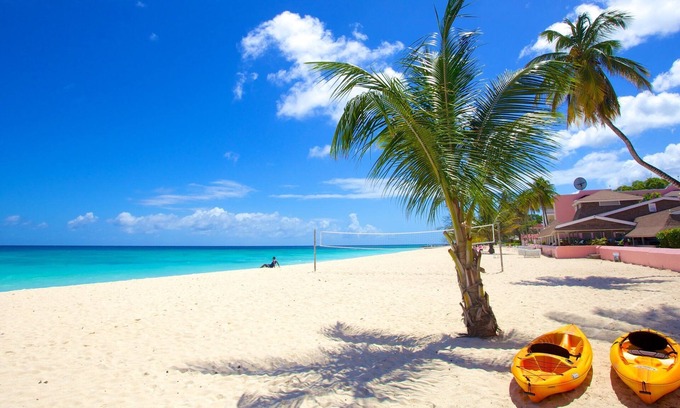 St. Lawrence Gap Apartamento | Steps Away from Dover Beach! 3 Convenient Units | FREE Parking, Outdoor Pool!