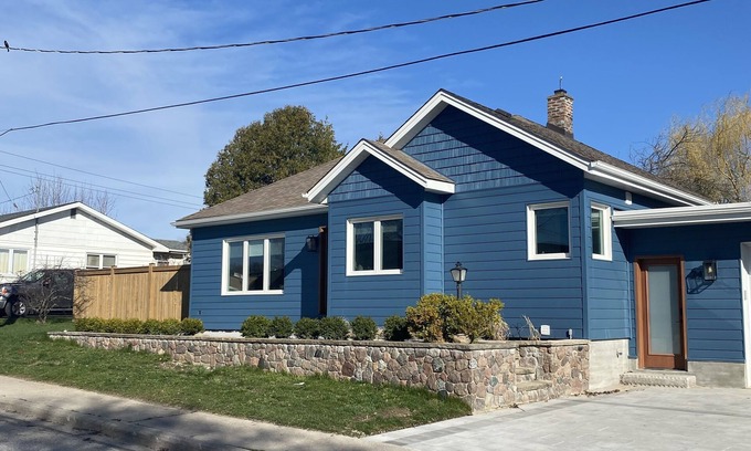 Meaford Casa | Steps away from Georgina bay beach