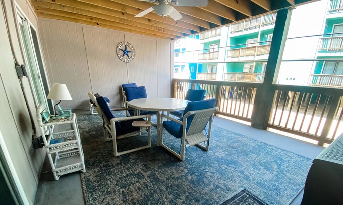 North Carolina Coast Condominio | Steps away from Beach- Dog Friendly
