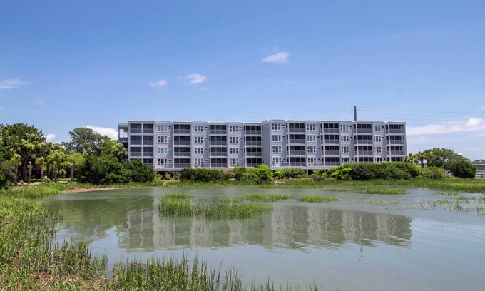 Folly Beach Condominio | Palm Cove ~ Pasos desde la calle Center w / River Views & Pool
