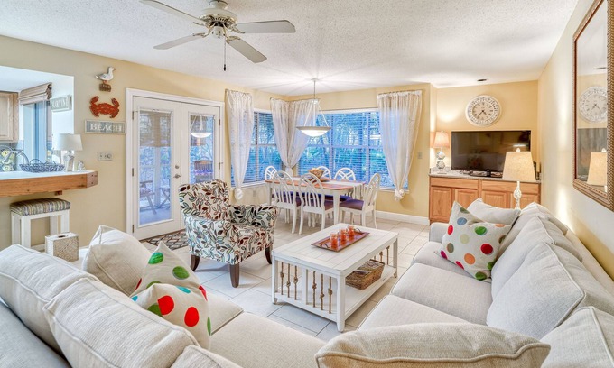 Gulf Pines Condominio | Steps from Pool, screened porch, close walk to beach, self check-in