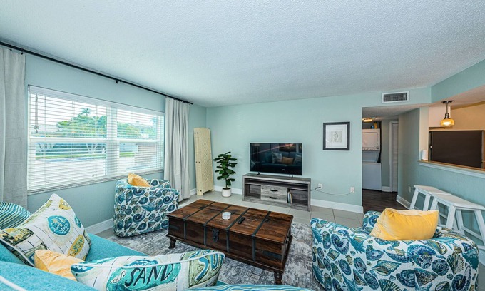 North Redington Beach Condominio | Steps from the Beach. Charming Beach Apartment Sleeps 4