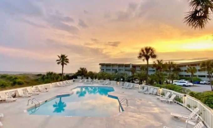 Isle of Palms Apartamento | Steps from the beach, pool, and downtown IOP!