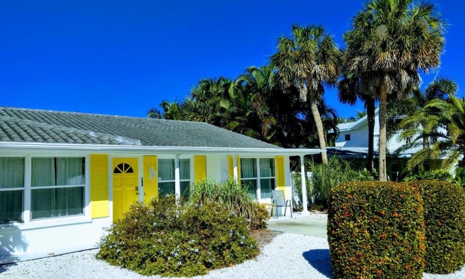 Holmes Beach Casa | Steps from the Gulf of Mexico II