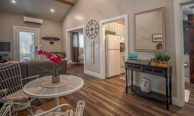 Murphys Cabaña | *Steps From the Heart of Downtown Murphys* The Hillbilly Hideaway