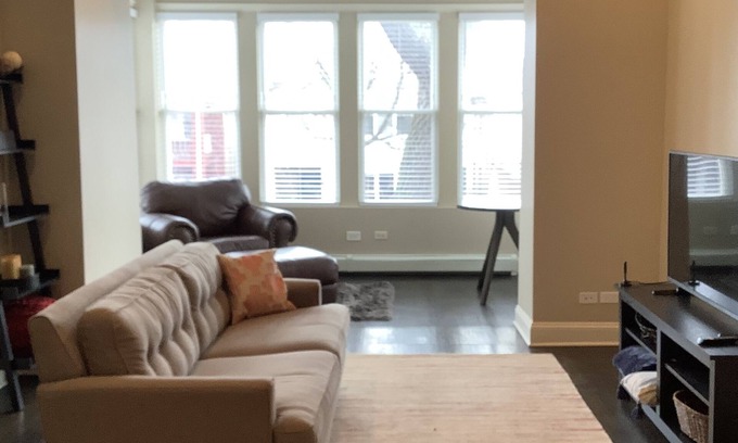 Kimball Apartamento | Steps from the “L” train to Wrigley & Downtown