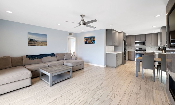 Hermosa Beach Condominio | Steps from the ocean, Large/remodeled 2bedroom beach apt