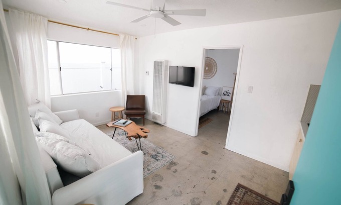 Silver Strand Casa | Steps from the sand- Tower 4 Beach Duplex Completely remodeled, pet friendly!