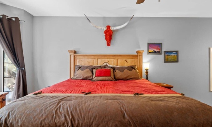 North University Condominio | Steps from UT ✔️ 2 Heavenly King Beds ❤️ Retro 80s Getaway w/Gig-Speed WiFi