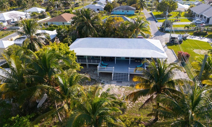 Spanish Wells Casa | Steps to Beach- Kayaks, Paddleboards, Bikes!