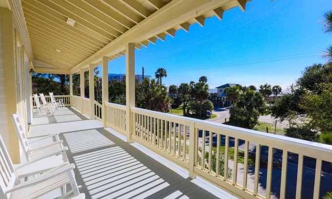 Folly Beach Casa | ¡Nuevo! 1 min a la playa. Relájese en la hermosa casa de playa con vista al mar, 2 Master Suites, porche y elevador.