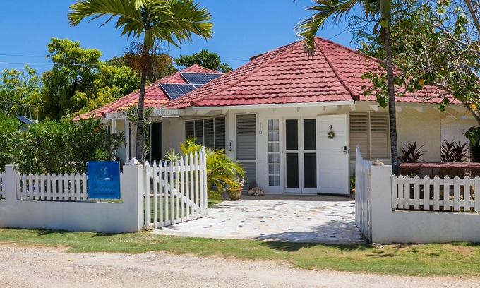 Silver Sands Villa | Steps To Beach - Spacious Clean Cottage w/ Cook