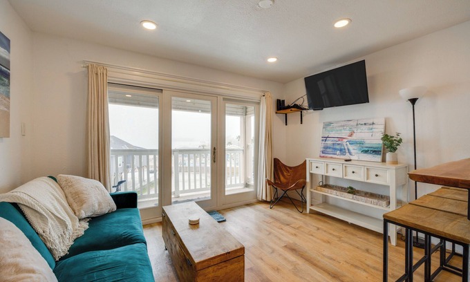North Beach Condominio | Steps to Beach: Corpus Christi Condo w/ Balcony