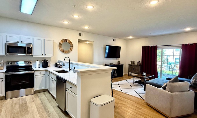 Starkville Condominio | Steps to Campus - Newly Renovated 3BR-3.5BA First Floor Condo on Bulldog Way