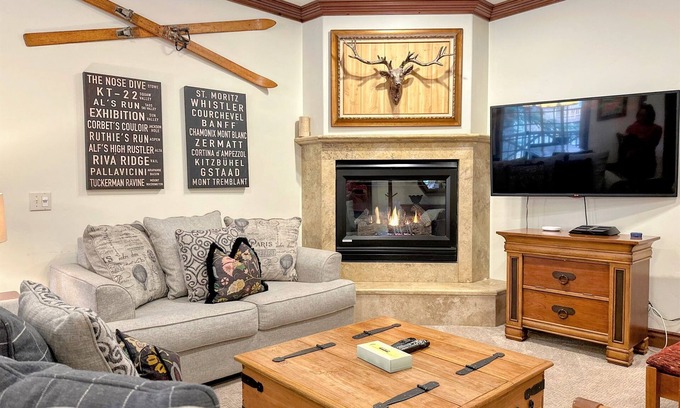 Mammoth Lakes Cabina | Posh & Private☃Steps to Lift & Shuttle☃Sleds & Hill☃Sauna / Hottub / Garage