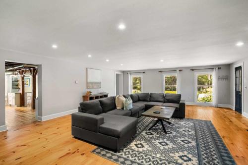 Dennis Casa | Steps to Dining Less than 1 mile to Bayside Beaches