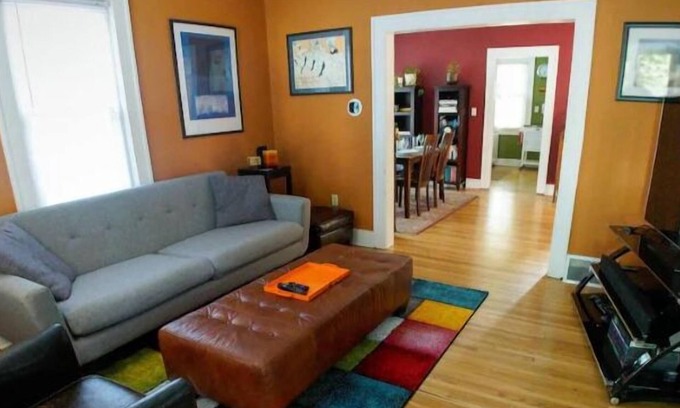Mann Casa | Steps to Downtown Iowa City, Cozy and Colorful!