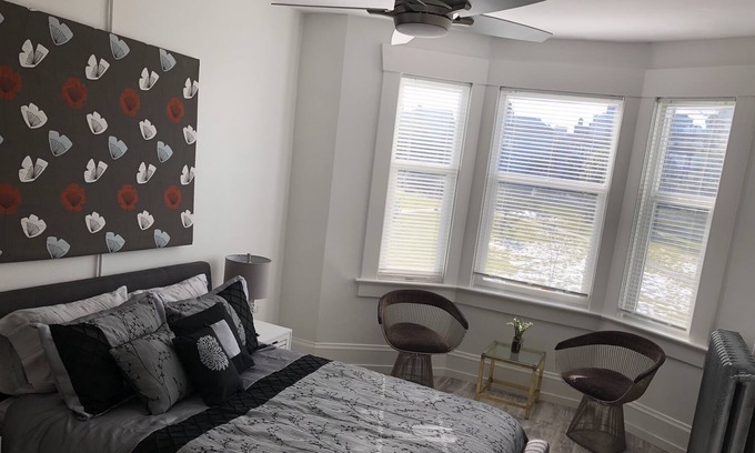 Fairview Apartamento | STEPS TO GRANVILLE ISLAND WALK TO THE BEACH AND SHOPS
