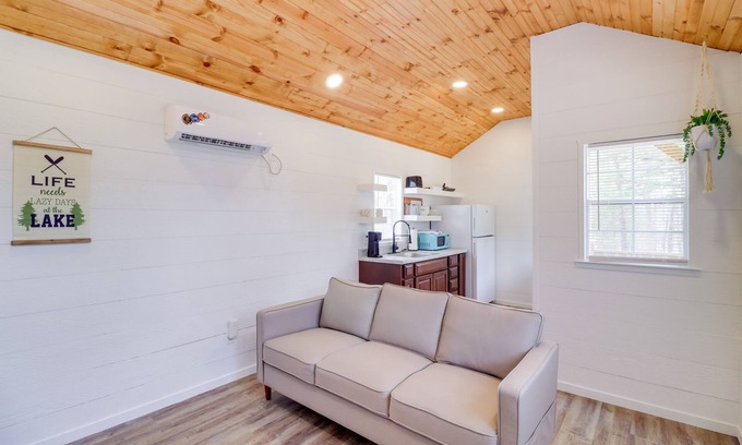 Tumbling Shoals Cabina | Steps to Greers Ferry Lake: Tumbling Shoals Cabin!