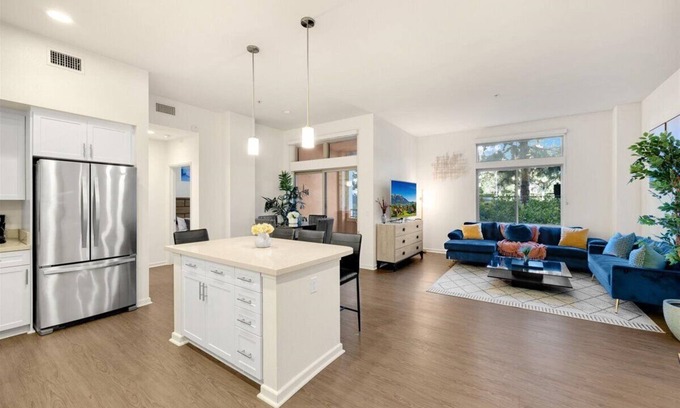 Irvine Apartamento | Steps to Irvine Spectrum, 2Bd/2Ba that can sleep up to 7! Pool/Gym/Hot Tub