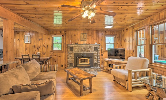 Tafton Cabaña | Steps to Lake: Tafton Cottage w/ Fire Pit & Grill