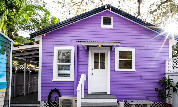 Downtown Fort Lauderdale Cabaña | Steps to Las Olas/Newly renovated Key West Style Cottage, deck & Courtyard!