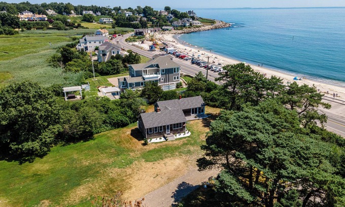 Byfield Cabaña | Steps to North Hampton Beach: Cottage w/ Deck!