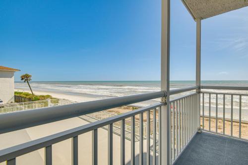 South Patrick Shores Apartamento | Steps to Ocean Satellite Beach Condo with Balcony