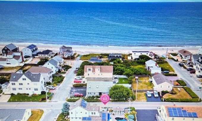 Ocean Bluff-Brant Rock Cabaña | STEPS to Private Beach-7 Beds, 11 guests, Pool, Fenced Yard, River access