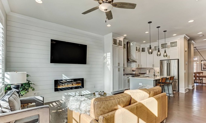 Hitch Village - Fred Wessels Homes Casa | Steps to River Walk! Includes Two Garage Parking Spots!
