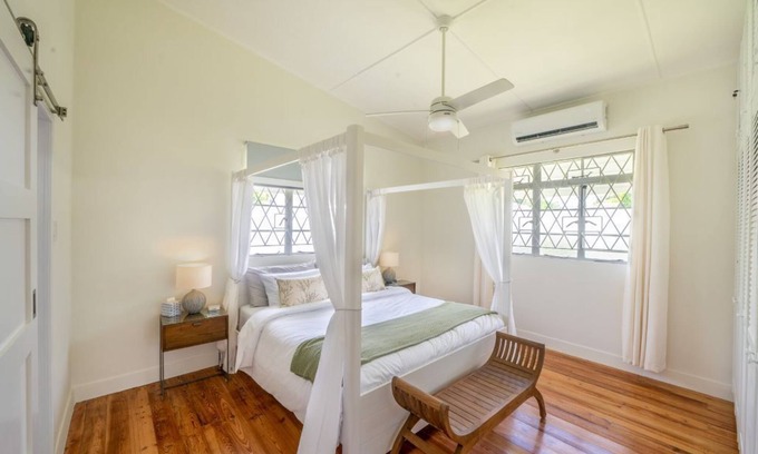 Rockley Apartamento | Steps to stunning beaches, private patio & WiFi
