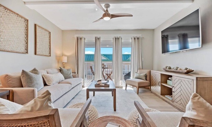Saint Simons Island Condominio | Steps to the Beach and Restaurants! Balcony Ocean View, Pool & Pickleball!